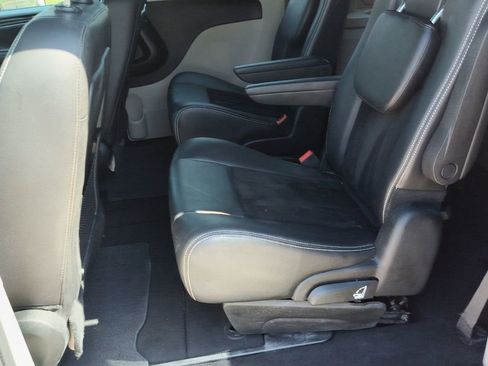 Used 2019 Dodge Grand Caravan SXT image 10