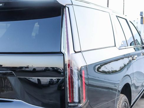 Used 2026 Cadillac Escalade ESV V AWD/4WD image 10