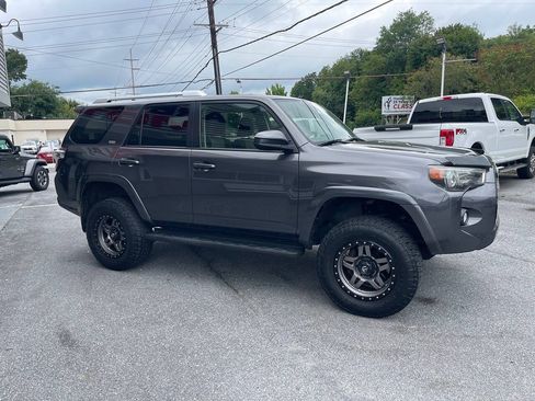 Used 2017 Toyota 4Runner SR5 AWD/4WD image 8