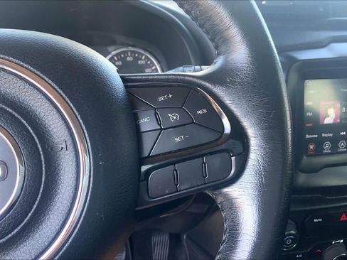 Used 2018 Jeep Renegade Altitude FWD image 24