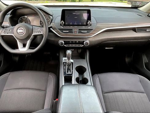 Used 2025 Nissan Altima 2.5 SV FWD image 16