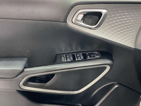 Used 2025 Kia Soul LX w/ LX Technology Package FWD image 17
