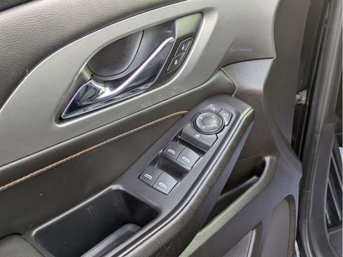 Used 2021 Chevrolet Traverse LT image 12