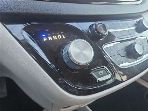 Used 2022 Chrysler Pacifica Touring-L image 12