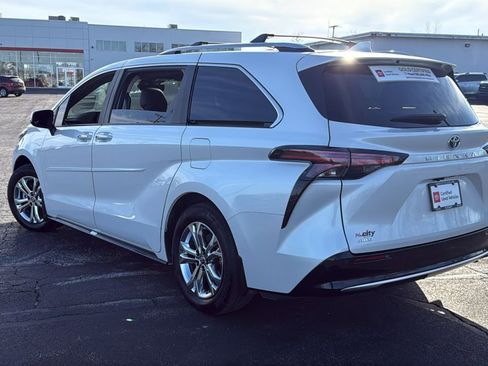 Certified 2024 Toyota Sienna Platinum image 5