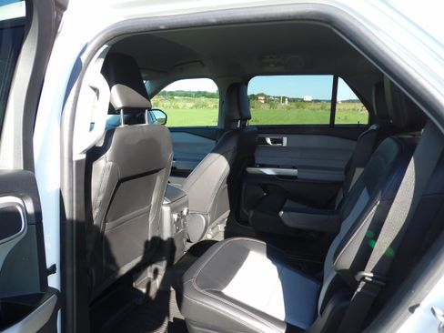 Used 2023 Ford Explorer XLT w/ Equipment Group 202A AWD/4WD image 11