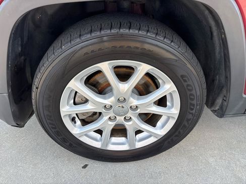 Used 2016 Jeep Cherokee Sport FWD image 10