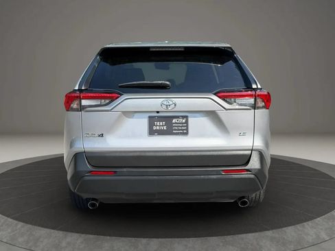Used 2021 Toyota RAV4 LE FWD image 5