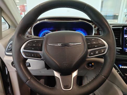 Used 2023 Chrysler Pacifica Limited image 12