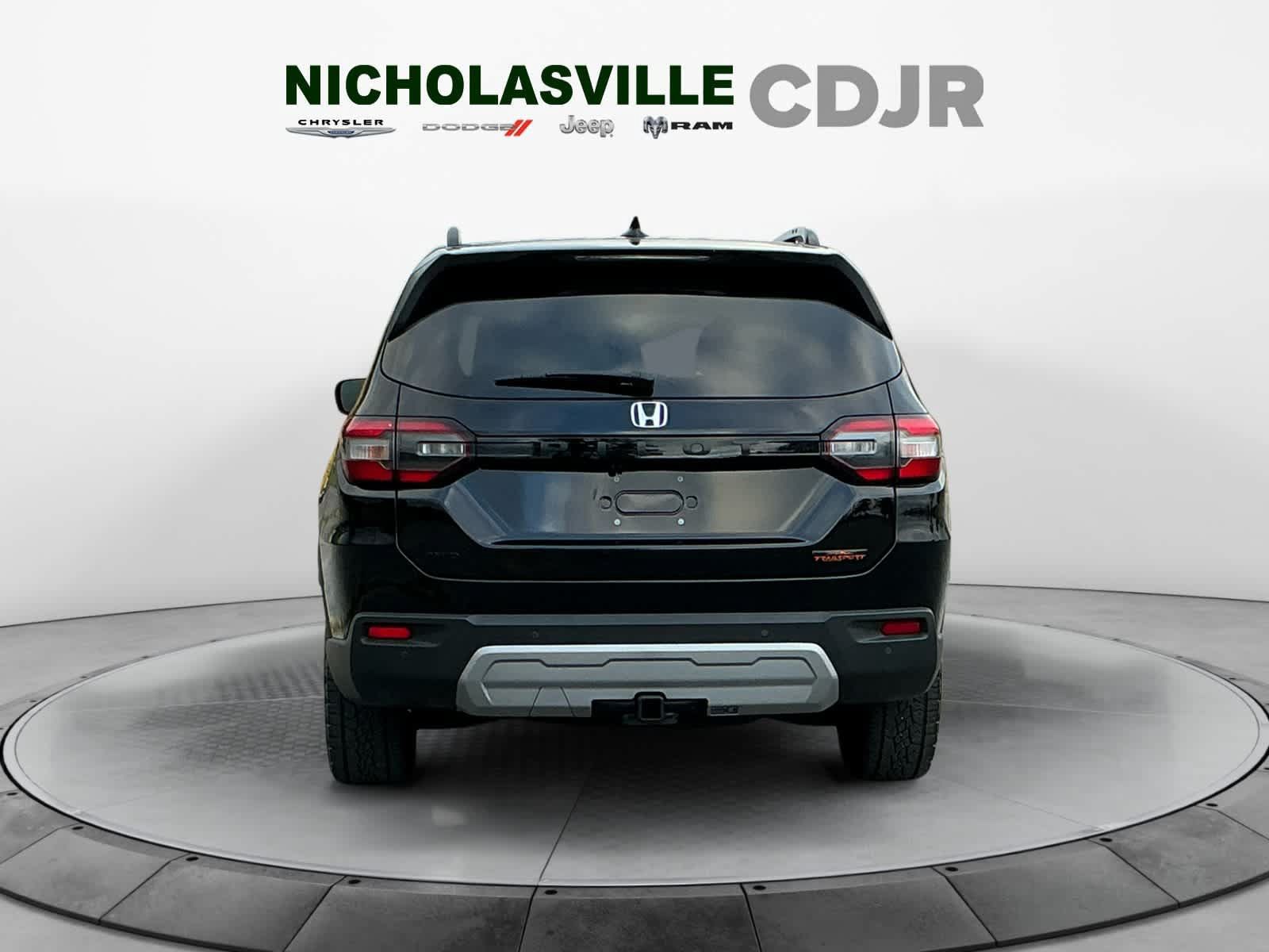Used 2025 Honda Pilot TrailSport image 4