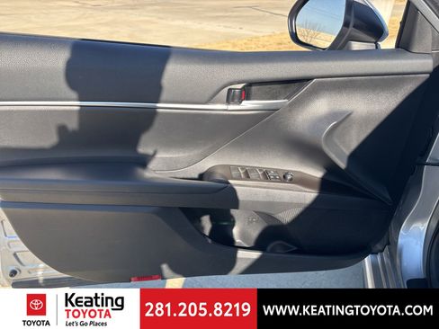 Used 2024 Toyota Camry SE image 12