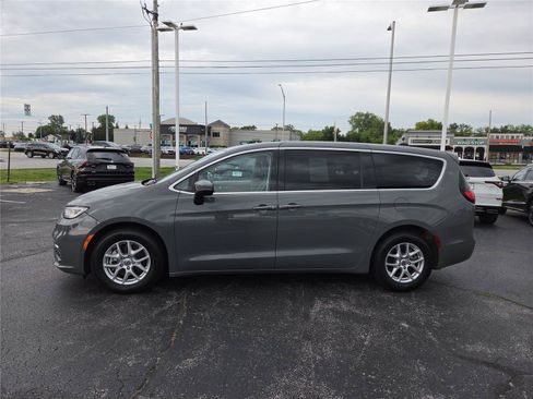Used 2023 Chrysler Pacifica Touring-L FWD image 24