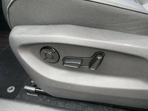 New 2025 Volkswagen Tiguan SE image 11