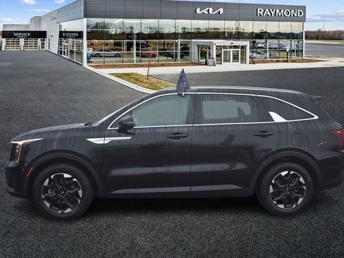 Used 2025 Kia Sorento S image 6