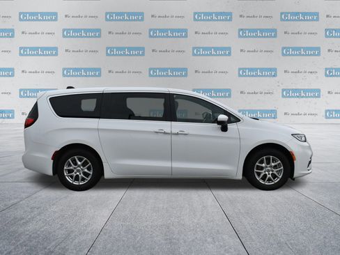 Used 2023 Chrysler Pacifica Touring FWD image 4