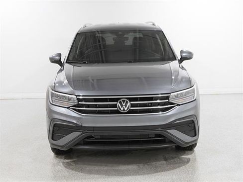 Certified 2024 Volkswagen Tiguan SE image 2