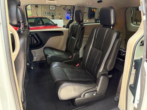 Used 2014 Chrysler Town & Country Touring FWD image 27