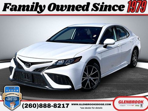 Used 2024 Toyota Camry SE image 1