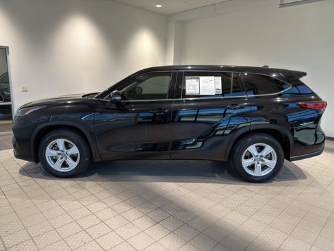 Used 2022 Toyota Highlander LE FWD image 2