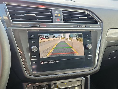 Used 2022 Volkswagen Tiguan SE image 17