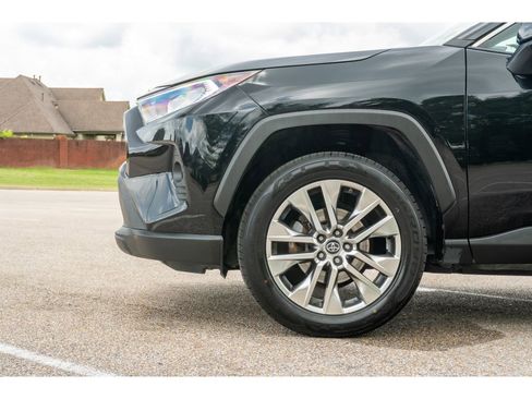 Used 2019 Toyota RAV4 XLE Premium w/ Cold Weather Package AWD/4WD image 10