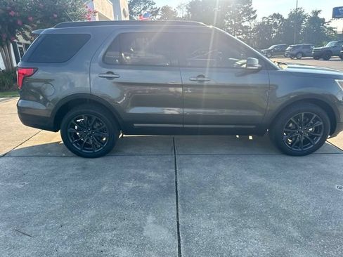 Used 2018 Ford Explorer XLT w/ Equipment Group 202A AWD/4WD image 8