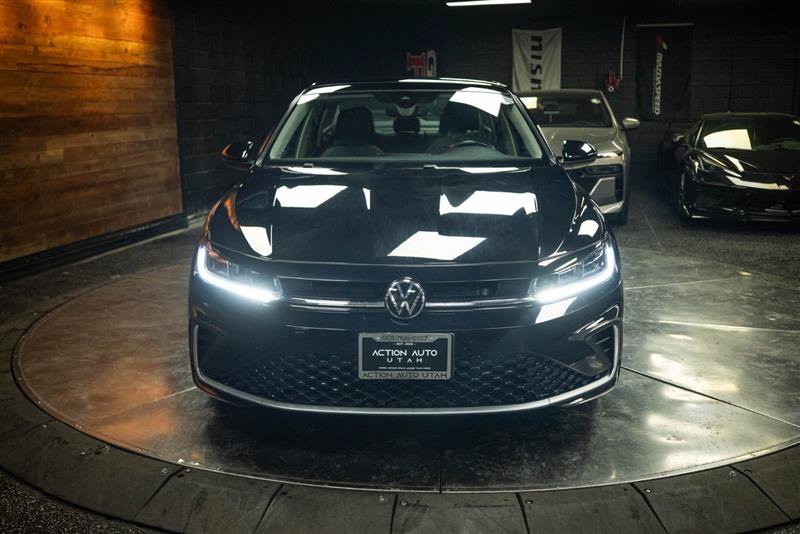 Used 2025 Volkswagen Jetta SE FWD image 4