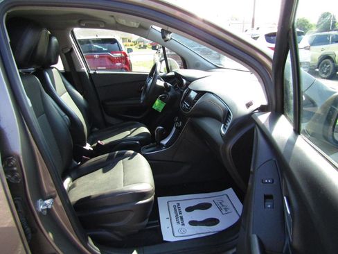 Used 2021 Chevrolet Trax LT image 25