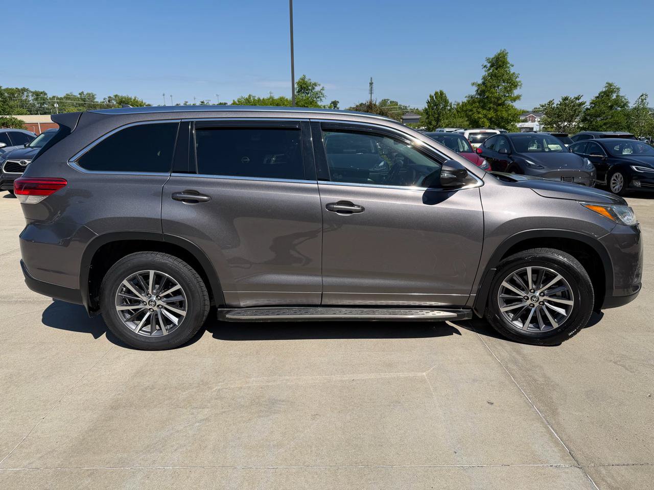 Used 2017 Toyota Highlander XLE FWD image 4