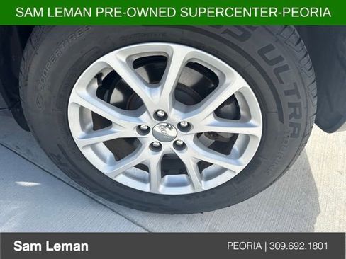Used 2019 Jeep Cherokee Latitude Plus w/ Cold Weather Group AWD/4WD image 7