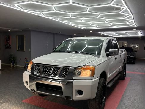 Used 2013 Nissan Titan SV w/ SV Value Truck Pkg RWD image 2