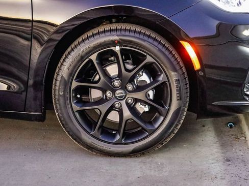 New 2026 Chrysler Pacifica Limited w/ S Appearance Package image 11