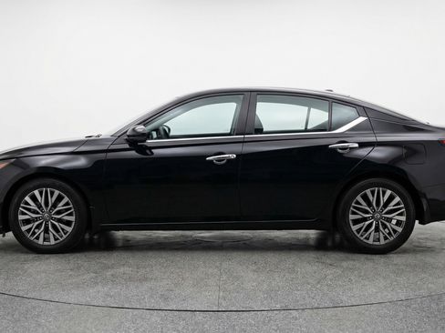 Used 2025 Nissan Altima 2.5 SV image 5