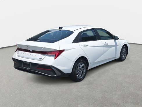 Used 2025 Hyundai Elantra Hybrid FWD image 5