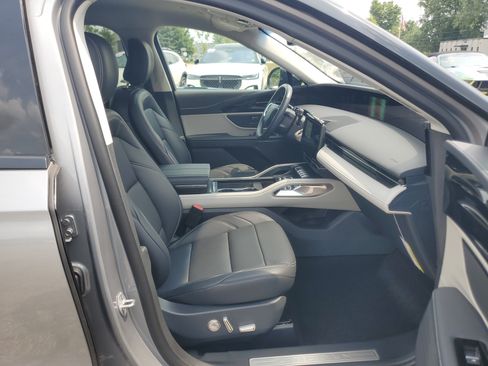 Used 2024 Lincoln Nautilus Premier AWD/4WD image 9