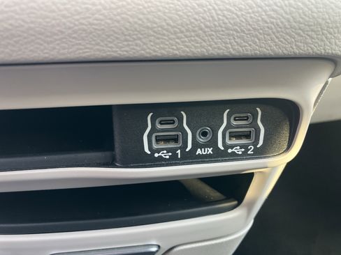 Used 2024 Chrysler Pacifica Touring-L image 30