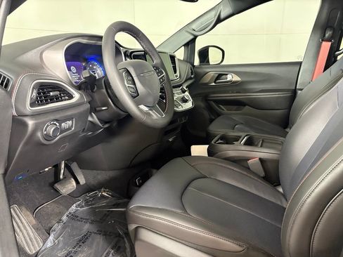 New 2027 Chrysler Pacifica Select FWD image 21
