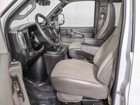 Used 2025 Chevrolet Express 3500 LT w/ LT Preferred Equipment Group RWD image 7