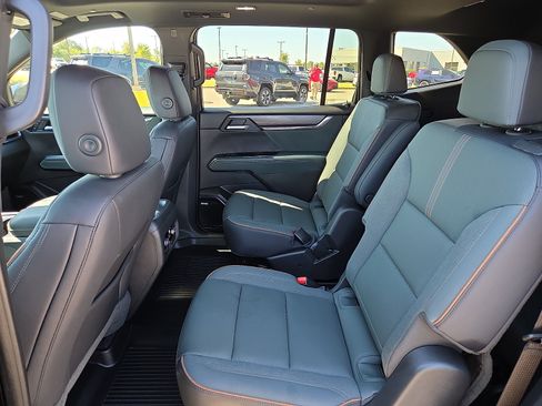 Used 2024 GMC Acadia AT4 w/ Luxury Package AWD/4WD image 11