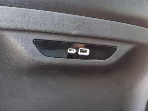 Used 2025 Chrysler Pacifica Limited image 23