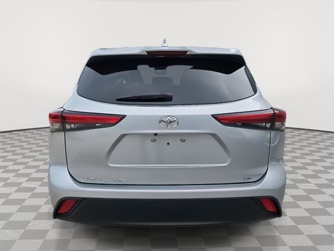 Used 2021 Toyota Highlander LE image 4