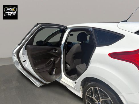 Used 2015 Ford Focus SE w/ SE Sport Package FWD image 11