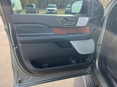 Used 2019 Lincoln Navigator Reserve image 28