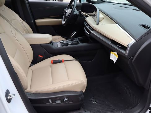 Used 2024 Cadillac XT4 Premium Luxury FWD image 17