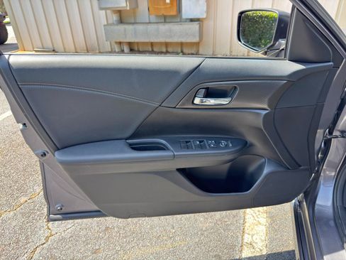 Used 2017 Honda Accord Sport image 35
