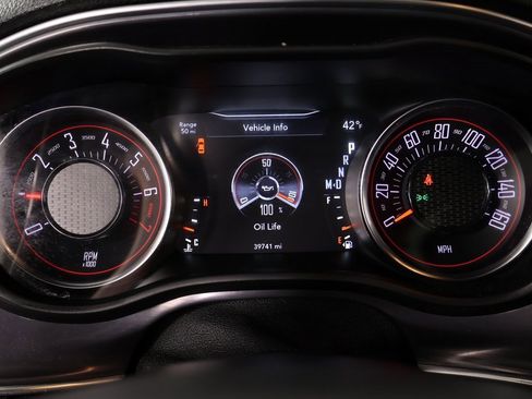 Used 2017 Dodge Challenger SXT image 4