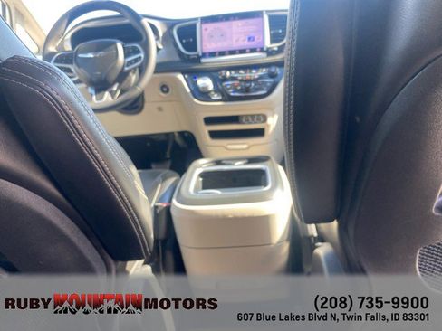 Used 2023 Chrysler Pacifica Touring-L image 31