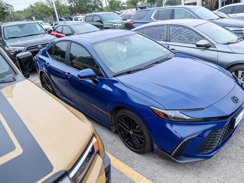 Used 2026 Toyota Camry SE w/ Convenience Package FWD image 3