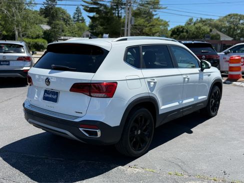 Used 2023 Volkswagen Taos SE w/ Panoramic Sunroof Package AWD/4WD image 7