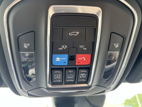 Certified 2025 Jeep Grand Cherokee Limited AWD/4WD image 13
